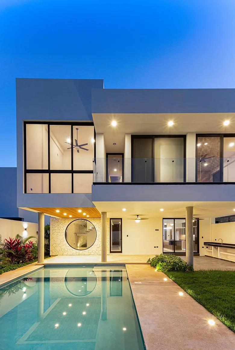 Foto que muestra a Vanessa Alejandro impartiendo un curso.