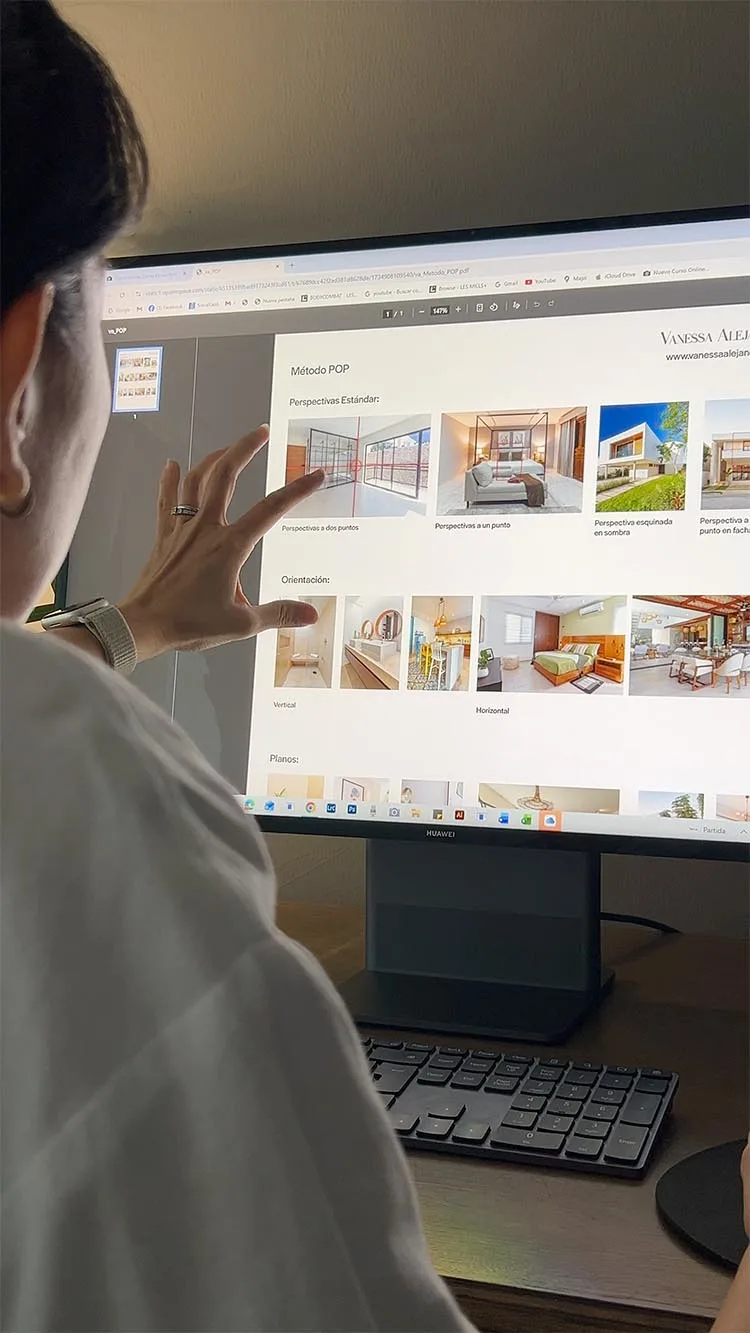 Foto que muestra a Vanessa Alejandro impartiendo un curso.